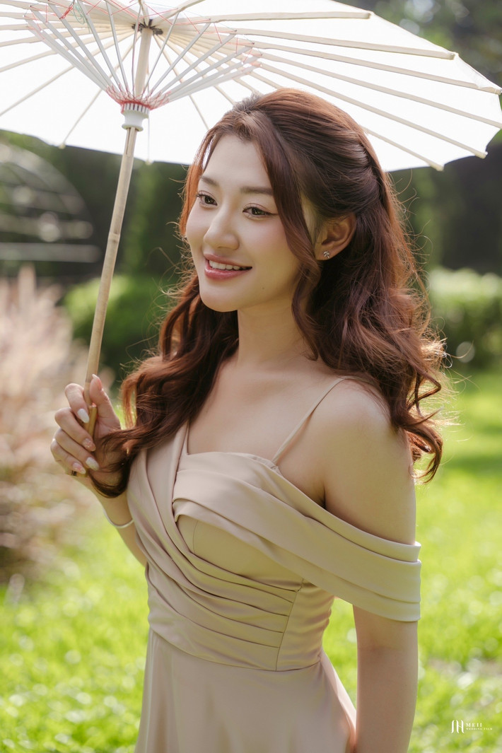Cô nàng theo đuổi phong cách nhẹ nhàng, nữ tính.