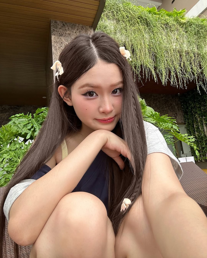 Mới đây, cô nàng tiếp tục "đốt mắt" người hâm mộ bằng loạt ảnh khoe phong cách thời trang đi biển năng động nhưng không kém phần gợi cảm. (Ảnh: IGNV)