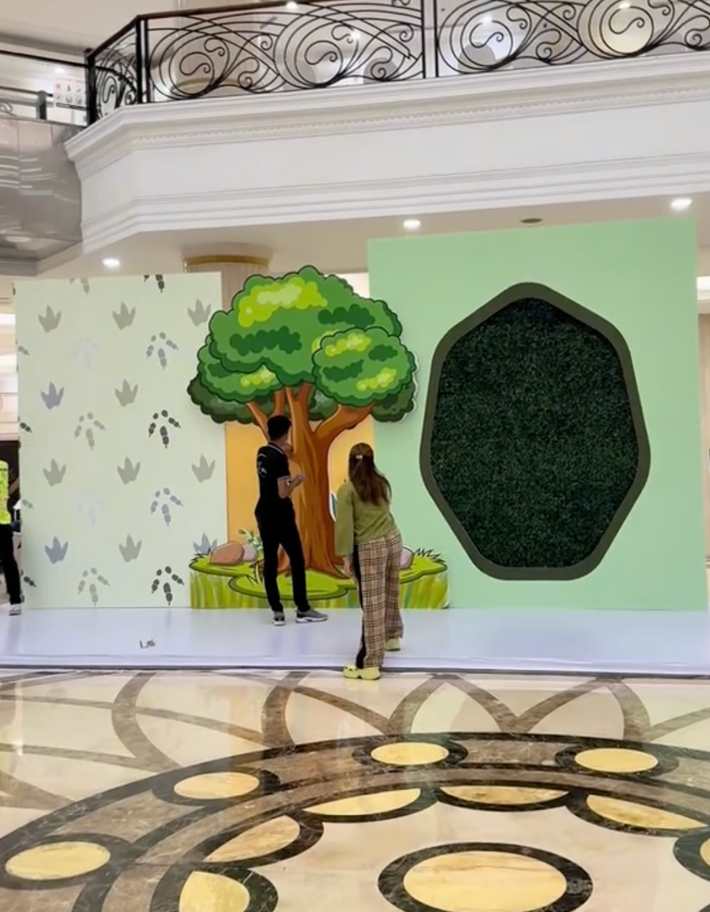 Tiệc thôi nôi của bé Lido diễn ra tại một trung tâm tiệc cưới, sự kiện cao cấp ở Hà Nội. Ngay từ khu vực sảnh chính được trang trí cực đầu tư và toát lên vẻ đáng yêu.