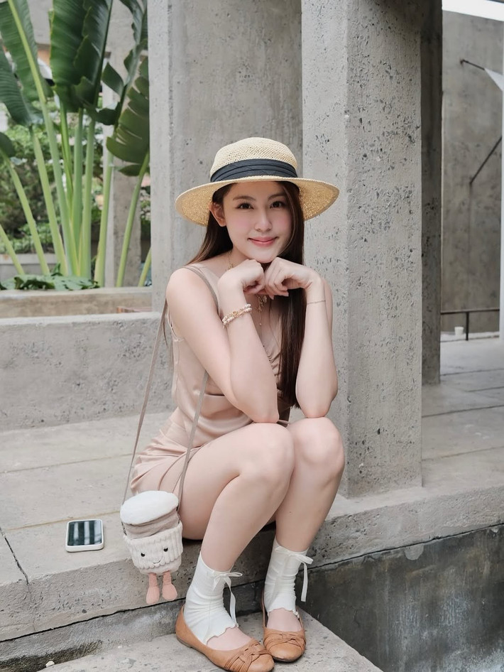 Phong cách thời trang của Tăng Mỹ Hàn thường hướng đến sự thanh lịch, nữ tính và tối giản. Cô ưa chuộng những gam màu trung tính như trắng, be, pastel, và các thiết kế không quá cầu kỳ nhưng vẫn tôn lên vóc dáng.