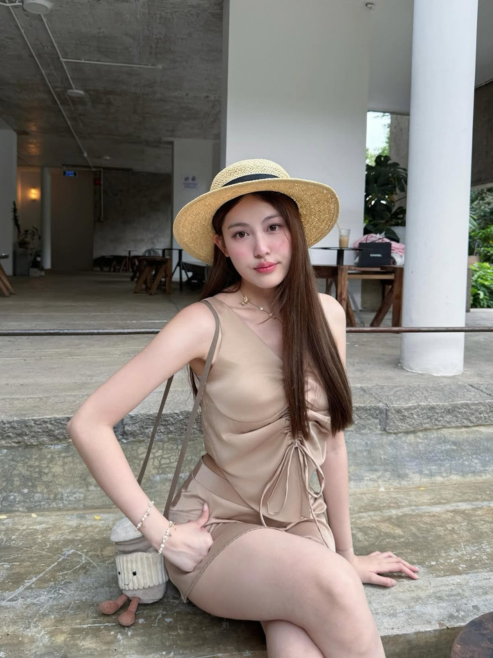 Dù không hoạt động nghệ thuật, nhưng bạn gái HIEUTHUHAI - Tăng Mỹ Hàn luôn biết cách thu hút sự chú ý mỗi khi xuất hiện. Trong loạt ảnh mới đây, cô nàng với giao diện "kẹo ngọt" xuống phố, khiến người hâm mộ phải xuýt xoa.