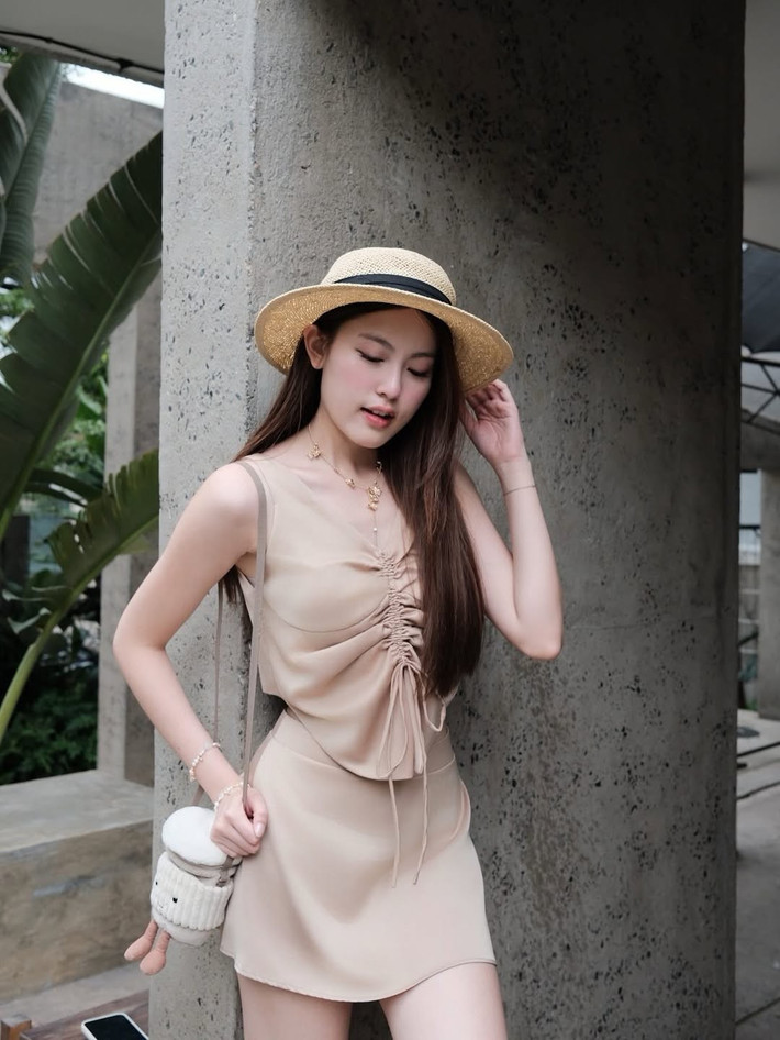 Điểm nhấn của bộ trang phục là chiếc mũ cói và chuỗi vòng cổ tinh tế, tạo nên tổng thể hài hòa và rất "thơ".
