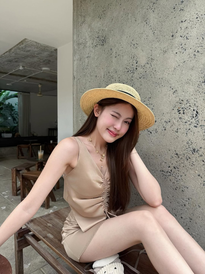Với mái tóc dài buông xõa tự nhiên và lối trang điểm nhẹ nhàng, Tăng Mỹ Hàn trông càng thêm phần trong trẻo, đáng yêu.