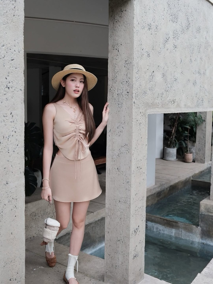 Trong những bức ảnh được chia sẻ, Tăng Mỹ Hàn diện một set đồ màu be thanh lịch, gồm áo crop top sát nách và chân váy xòe nhẹ, khéo léo khoe vòng eo thon gọn cùng vóc dáng cân đối.