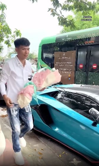Không lâu sau khi clip gây bão mạng, cư dân mạng đã tìm ra được danh tính chàng trai nhân vật chính. Theo tìm hiểu, người đăng tải đồng thời cũng là người xuất hiện trong clip, anh Nguyễn Văn Được (sinh năm 2003, Hà Nội).
