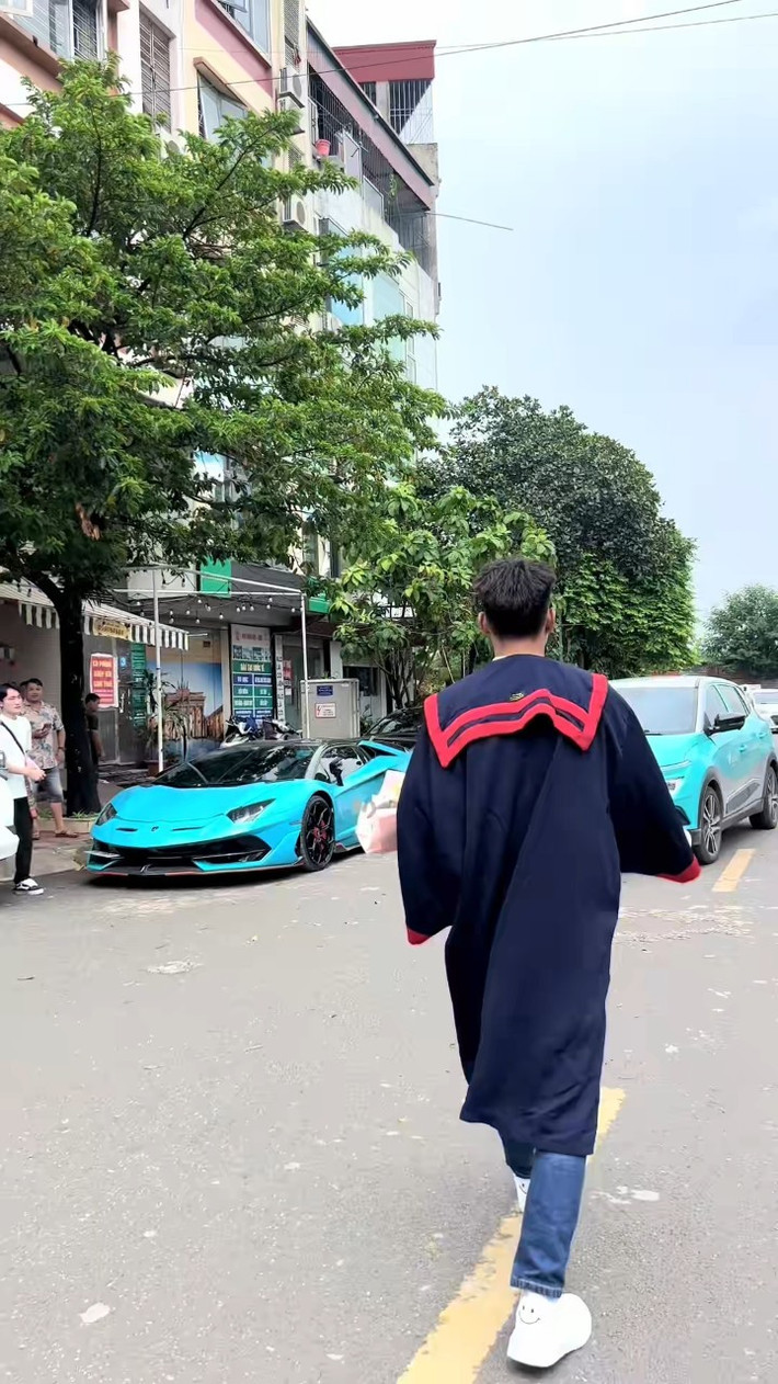 Mới đây trên mạng xã hội xôn xao clip ghi lại cảnh một nam thanh niên mặc áo cử nhân, bước lên chiếc Lamborghini Aventador SVJ màu xanh dương nhạt. Chỉ trong thời gian ngắn, đoạn video đã nhanh chóng đạt được cả chục triệu lượt xem.