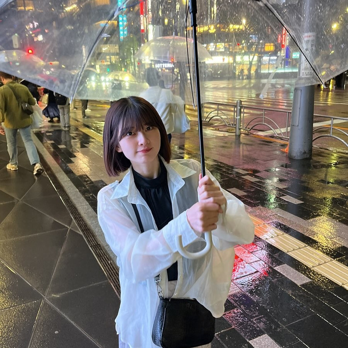Nhiều cư dân mạng còn so sánh cô với nữ diễn viên Sydney Sweeney - ngôi sao nổi tiếng với gu thời trang quyến rũ của Hollywood.