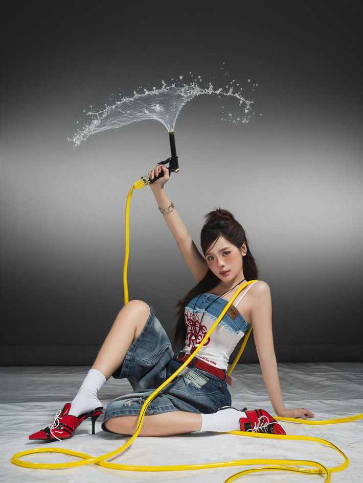 Cô nàng bên cạnh công việc livestream cũng thực hiện những bộ ảnh trong các concept mới lạ, cho thấy sự bứt phá của nàng hot girl với các phong cách khác nhau đầy ấn tượng. (Ảnh: Facebook Trần Nguyễn Hồng Ngọc)