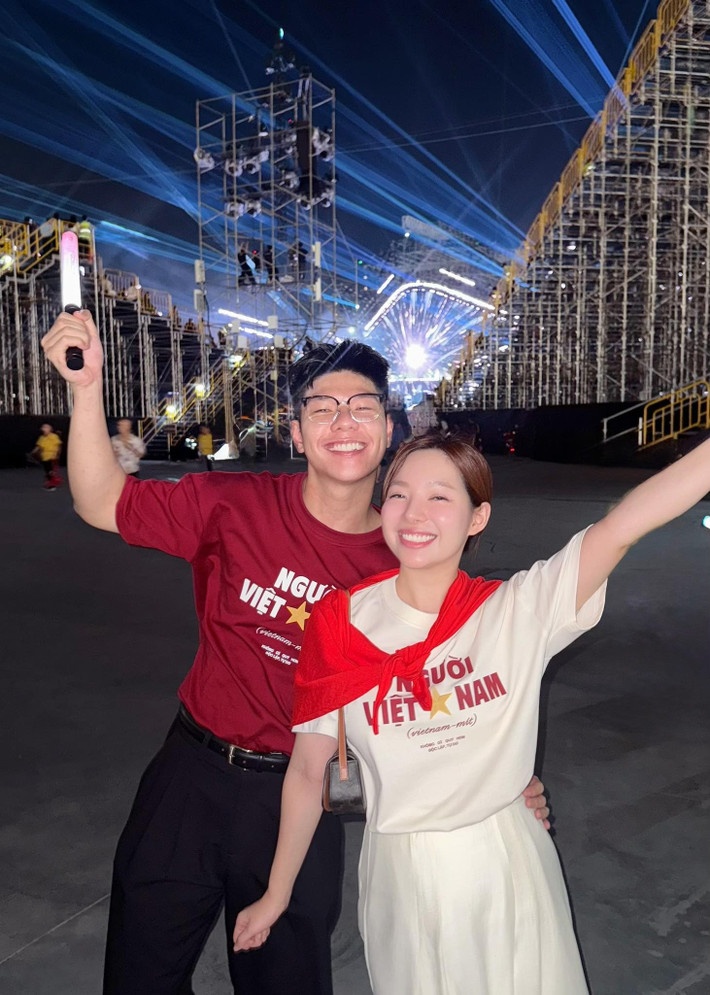 Đại nhạc hội V Concert với sân khấu hoành tráng, quy tụ dàn nghệ sĩ hàng đầu, thu hút hơn 25.000 khán giả. Bên cạnh "Gia đình truyền hình", rất nhiều tên tuổi nổi tiếng khác cũng đã đến và hòa chung với ngọn lửa rực cháy bằng niềm tự hào dân tộc. (Ảnh: FB Gia Đình Truyền Hình)