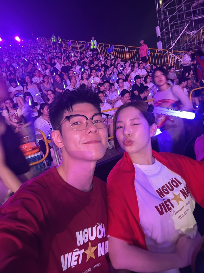 "Gia đình truyền hình" là tên tài khoản của BTV Mạnh Cường và BTV Hương Giang trên mạng xã hội, từ lâu đã là kênh thu hút nhiều khán giả. Mạnh Cường hiện là BTV tại Đài Truyền hình Việt Nam, còn Hương Giang là BTV của Kênh truyền hình Quốc phòng Việt Nam. (Ảnh: FB Gia Đình Truyền Hình)