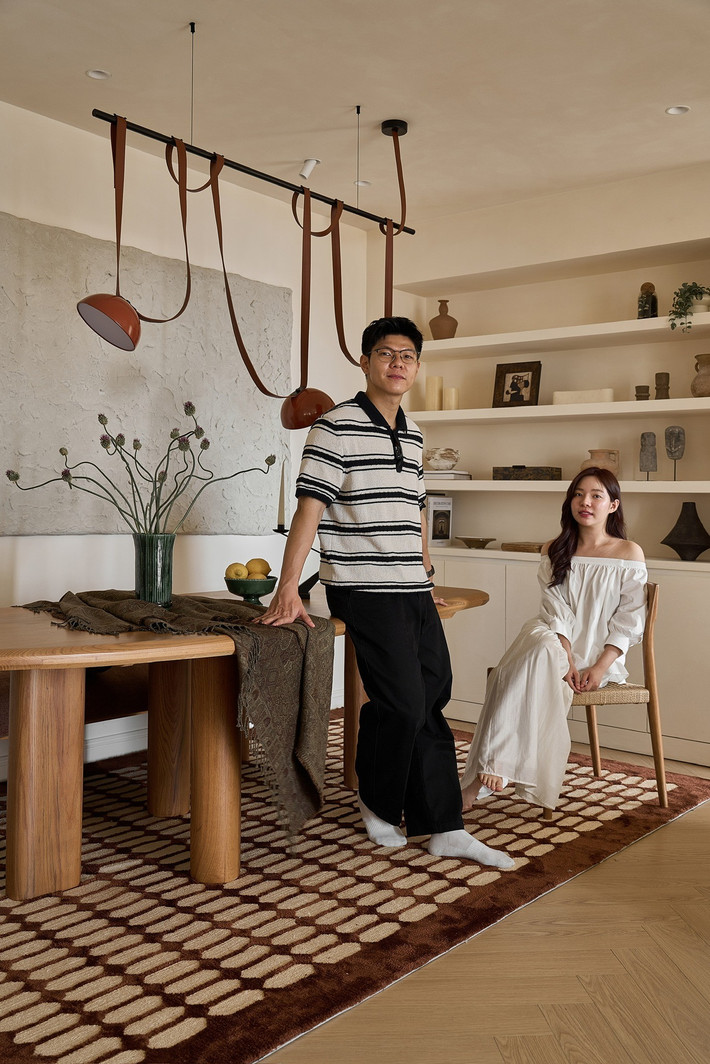 Cặp đôi thường xuyên chia sẻ những khoảnh khắc cuộc sống lên trang Tiktok. Họ đã biến cuộc sống đời thường giản dị thành những bản tin mang đậm chất truyền hình. Từ cuộc sống sinh hoạt, rủ vợ đi chơi, những màn bóc phốt bá đạo hay màn tranh giành nhà vệ sinh những lúc khẩn cấp… (Ảnh: FB Gia Đình Truyền Hình)