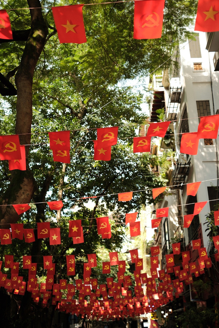 Ngay sau khi được chia sẻ, bộ ảnh đã nhận về hàng nghìn lượt yêu thích và bình luận tích cực từ cộng đồng mạng. Cặp đôi MC đã góp phần lan tỏa tình yêu nước và niềm tự hào dân tộc trong những ngày cận kề 2/9. (Ảnh: FB Gia Đình Truyền Hình)