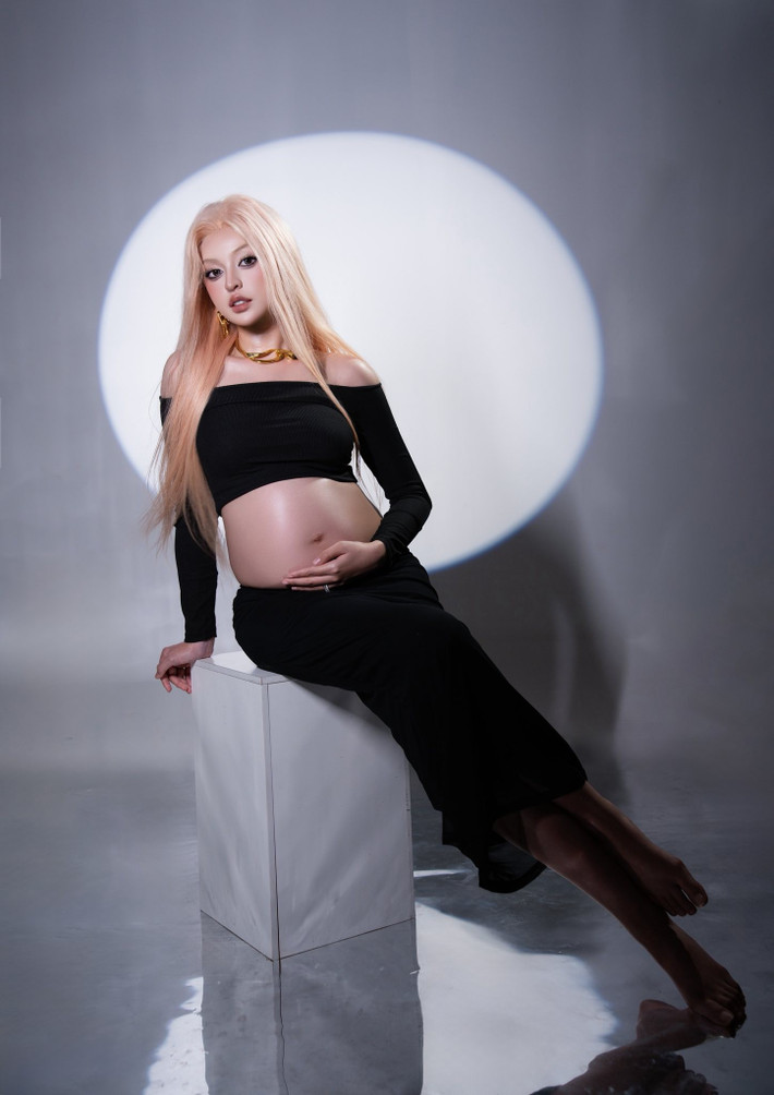 Trong bộ ảnh, Trần Thanh Tâm diện một chiếc váy maxi đen đơn giản kết hợp cùng áo crop top ôm sát, khoe trọn vẹn bụng bầu ở những tháng cuối thai kỳ. (Ảnh: FBNV)