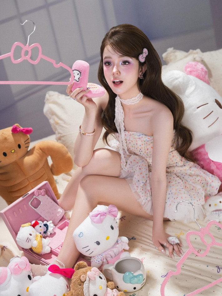Với vẻ ngoài ngày càng trưởng thành và phong cách thời trang biến hóa linh hoạt, từ dịu dàng, nữ tính đến cá tính, "cool ngầu", Meo Xinh đã chứng minh cô không phải là một "hiện tượng mạng" thoáng qua mà có sức ảnh hưởng nhất định trong giới trẻ. (Ảnh: Facebook Lê Gia Linh Lê)