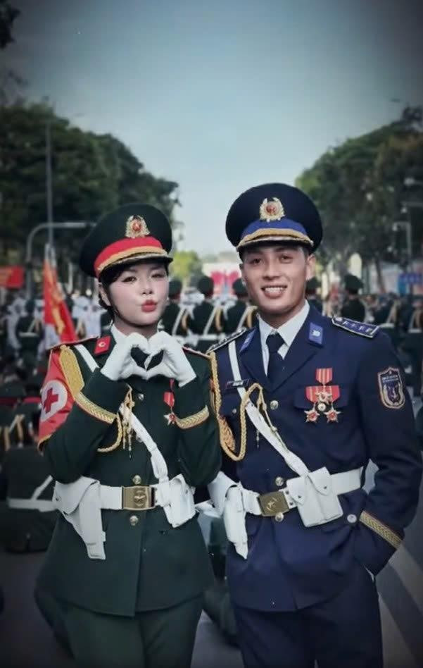 Hình ảnh này nhanh chóng được cư dân mạng truyền tay nhau cùng những lời chúc phúc gửi đến cặp đôi: "Ôi đúng là Tổ quốc se duyên, đẹp đôi quá", "quá đáng yêu, sau này kể con cháu nghe ông bà gặp nhau khi đang làm nhiệm vụ thì oách phải biết". (Ảnh: LMN)
