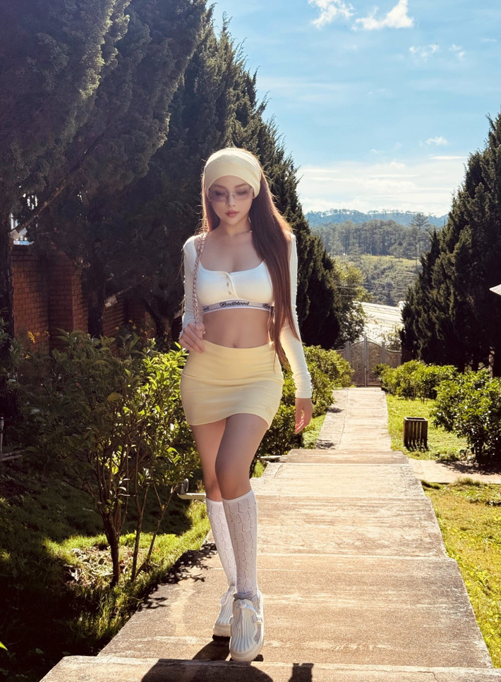 Sau khi tham gia show Chị đẹp đạp gió, tên tuổi Huyền Baby được hot trở lại. Phong độ visual đỉnh cao, thần thái tự tin, cuốn hút giúp cô nàng thu về thêm không ít người hâm mộ.