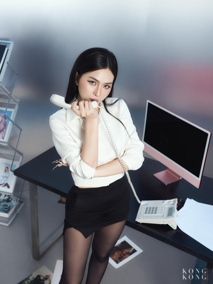 Tammy chọn tông màu trắng - đen cổ điển nhưng không kém phần quyến rũ. Cô diện áo sơ mi trắng crop top tay dài kết hợp cùng chân váy đen siêu ngắn, cùng với đôi tất da chân đen mỏng và giày cao gót mũi nhọn. (Ảnh: IGNV)