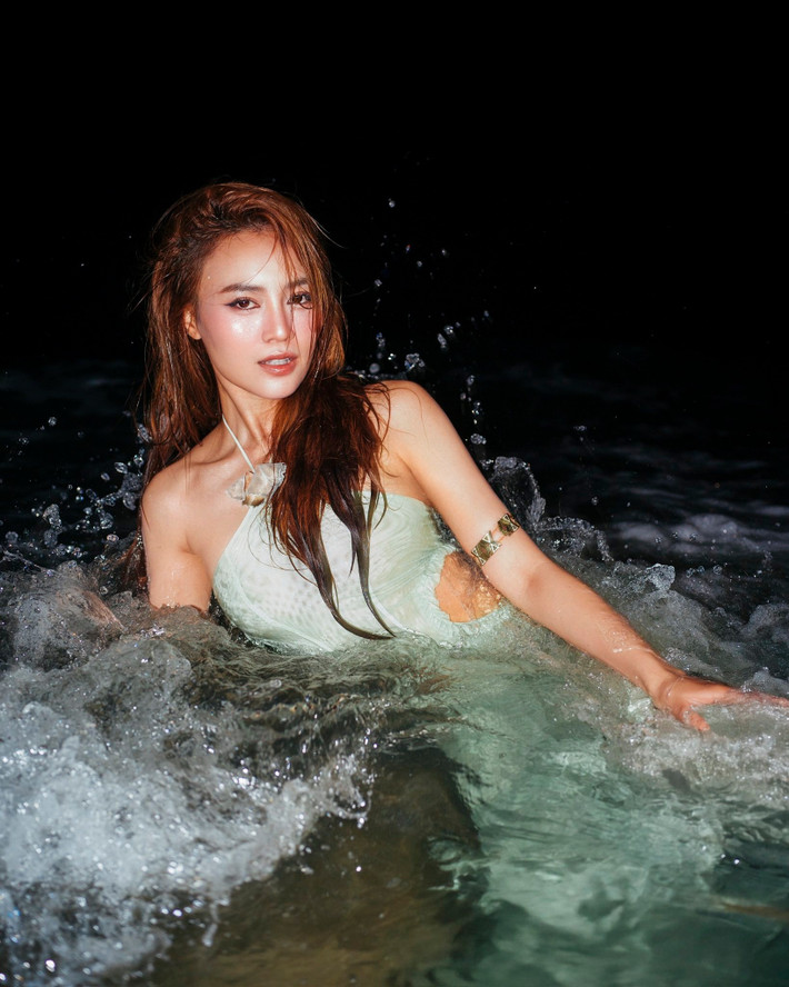 Nếu trên màn ảnh, Lan Ngọc ghi dấu với hình ảnh dịu dàng, nữ tính thì ngoài đời, cô lại vô cùng đa dạng về phong cách thời trang. Từ thanh lịch, cổ điển đến sexy, quyến rũ – Lan Ngọc luôn biết cách làm mới mình qua từng bộ ảnh, từng sự kiện