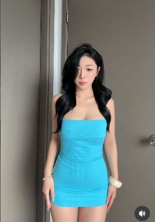 Trần Hà Linh không phối cùng nhiều phụ kiện mà chỉ sử dụng 1 chiếc vòng tay to bản. Lối trang điểm má hồng, môi xí muội quen thuộc giúp cô nàng toát lên vẻ đẹp ngọt ngào, đáng yêu. (Ảnh: IG @linhtran0711)