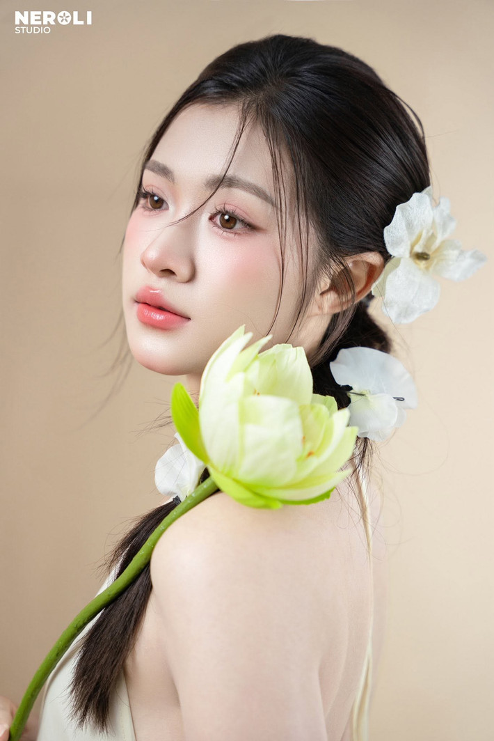 Không cần quá cầu kỳ, chính sự tối giản này lại làm nổi bật lên vẻ đẹp thanh lịch, tinh khôi của nàng "hot girl cô giáo".