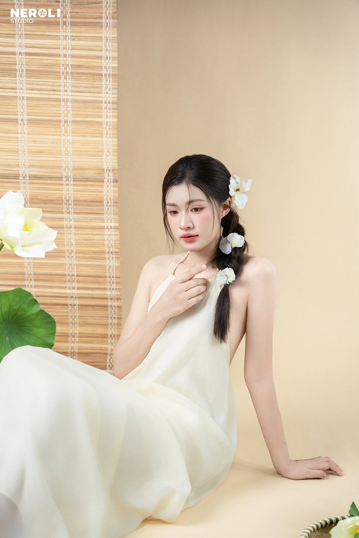 Bộ ảnh lần này tiếp tục khẳng định gu thẩm mỹ tinh tế và khả năng biến hóa đa dạng của Phan Thị Thu Hiền, khiến người hâm mộ không khỏi trầm trồ và dành tặng những lời khen có cánh.