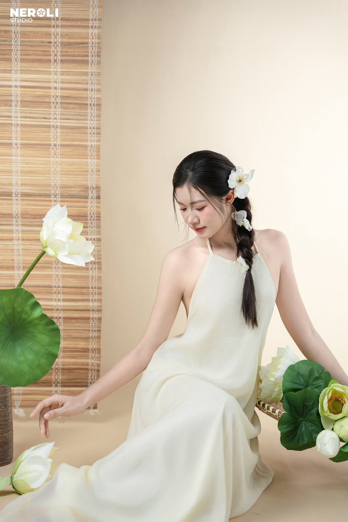 Ánh mắt mơ màng, bờ môi chúm chím với chút son nhẹ càng khiến người xem không khỏi xao xuyến.