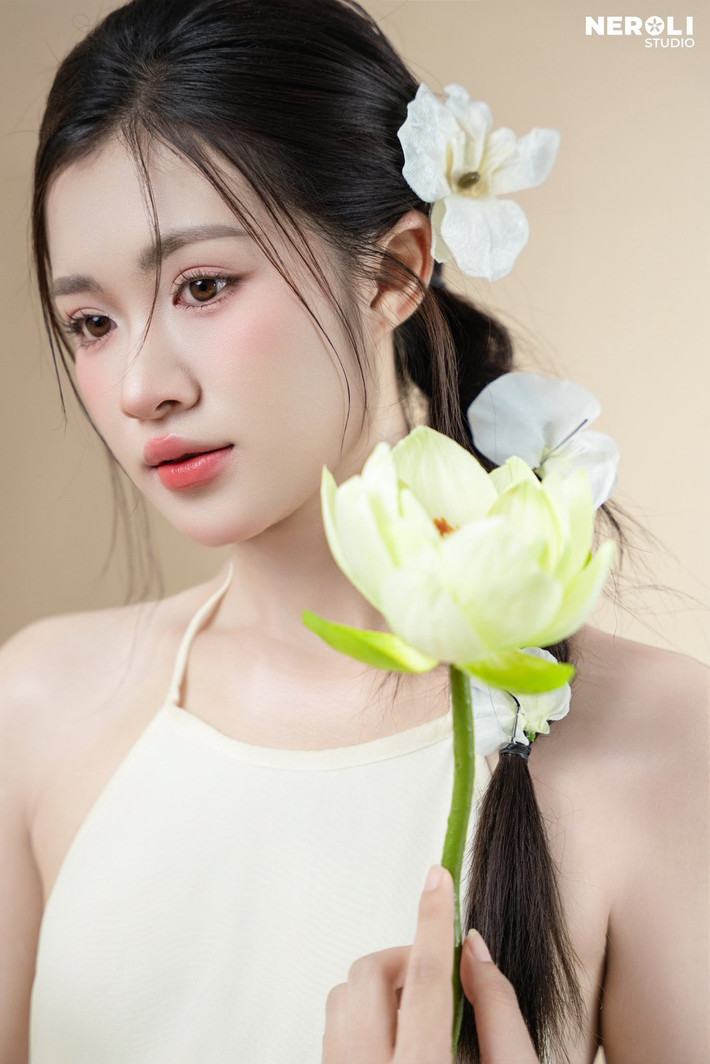 Từ khi nổi tiếng với hình ảnh cô giáo tiểu học tương lai xinh đẹp, Phan Thị Thu Hiền luôn giữ được phong độ nhan sắc và phong cách ngọt ngào, duyên dáng.