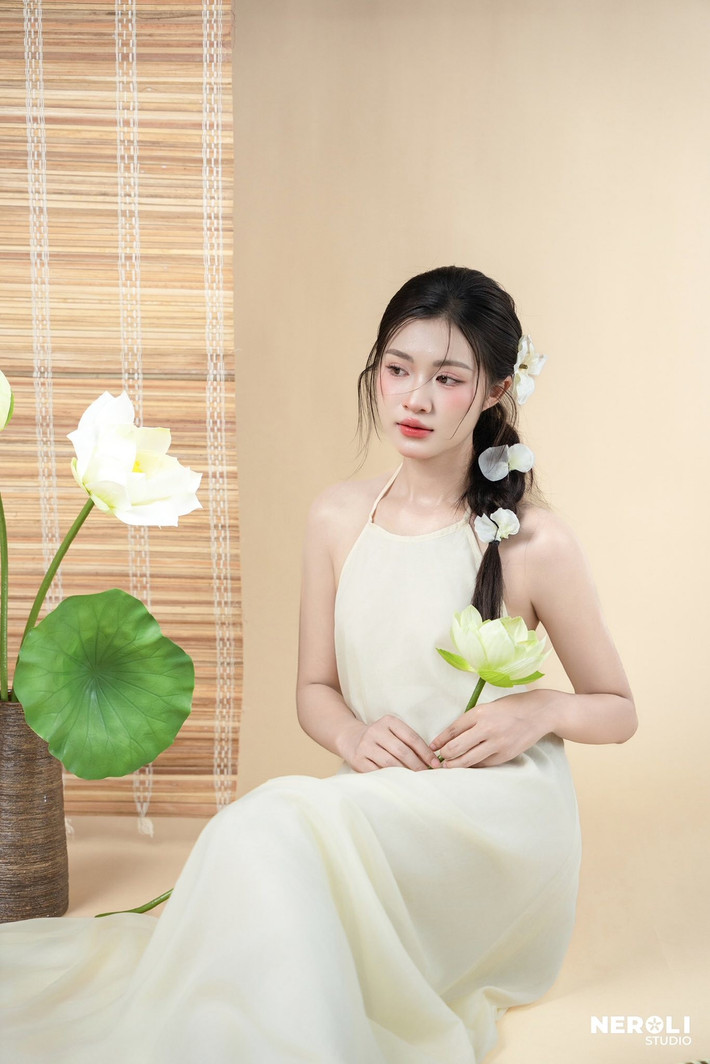 Phan Thị Thu Hiền từng được biết đến với danh xưng "hot girl cô giáo" hay "hot girl chạy bộ" khi loạt ảnh cô nàng tham gia một giải Marathon viral trên mạng xã hội. Hot girl Nghệ An thu hút sự chú ý nhờ nụ cười toả nắng và tràn đầy năng lượng.