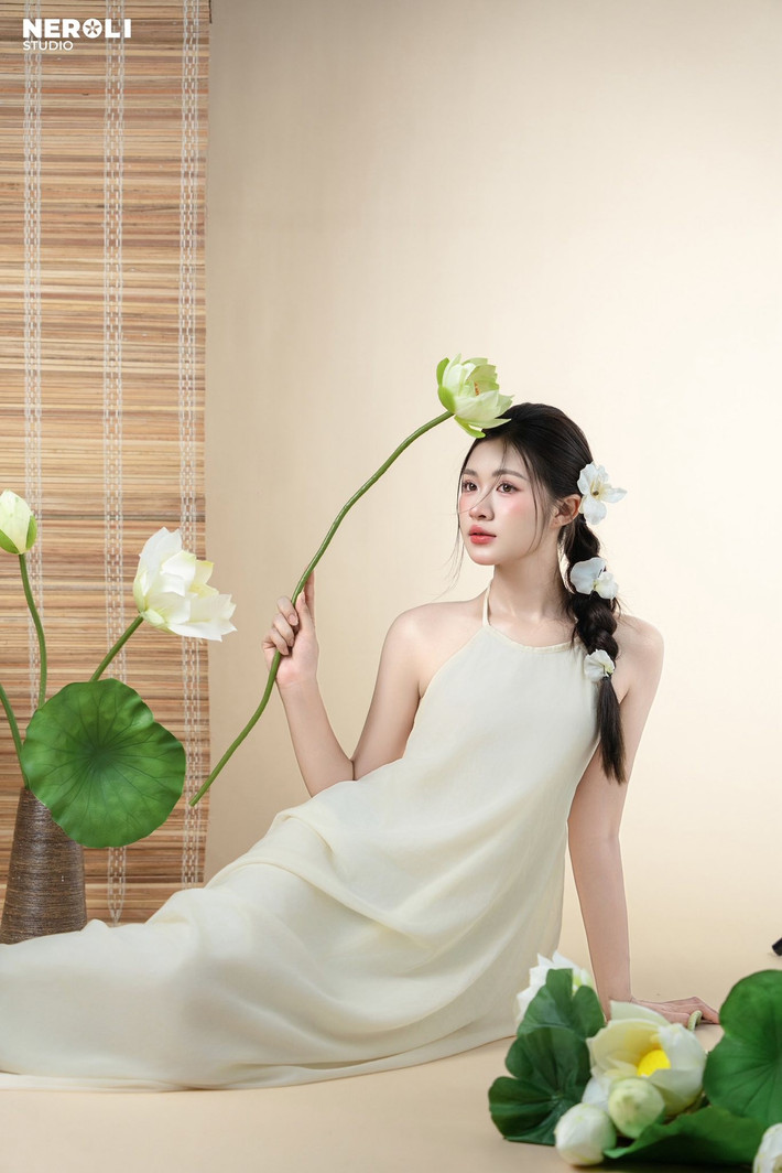 Trong bộ ảnh mới đây được đăng tải lên trang cá nhân, Phan Thị Thu Hiền chọn cho mình chiếc váy yếm màu trắng ngà, chất liệu mềm mại, bay bổng, tôn lên bờ vai trần mảnh mai và tấm lưng ong quyến rũ.