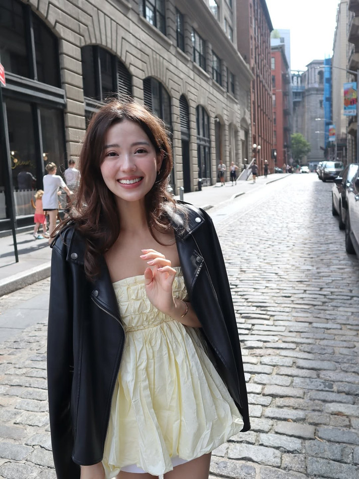 Alissa Hồ, sinh năm 2003, sở hữu gương mặt với những đường nét hài hòa, tinh tế, thừa hưởng từ bố mẹ. Sở hữu gần 300.000 người theo dõi trên trang cá nhân, cô nàng được yêu mến không chỉ bởi nhan sắc xinh đẹp mà còn bởi lối sống nhẹ nhàng, điềm đạm, không khoa trương.