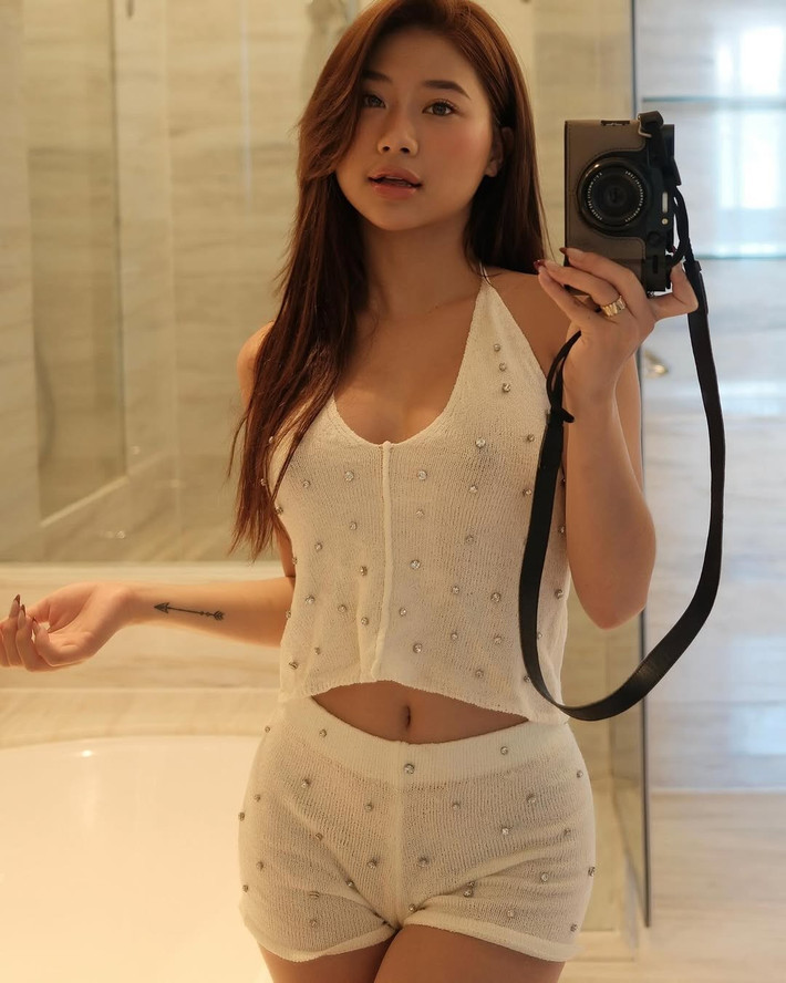 Gương mặt trang điểm nhẹ nhàng, đôi môi hồng căng mọng cùng ánh mắt đầy sức sống đã giúp Louis Phạm lan toả năng lượng tích cực.