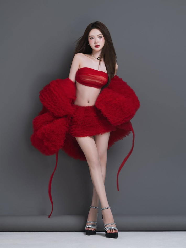 Diệu Linh, cái tên không còn xa lạ trong cộng đồng mạng với hơn 1,2 triệu người theo dõi, vừa gây "bão" với bộ ảnh mới đầy táo bạo và lạ lẫm. Nữ hot girl sinh năm 2004 gây ấn tượng mạnh mẽ với visual sắc sảo, quyến rũ khác hẳn vẻ ngọt ngào thường thấy.