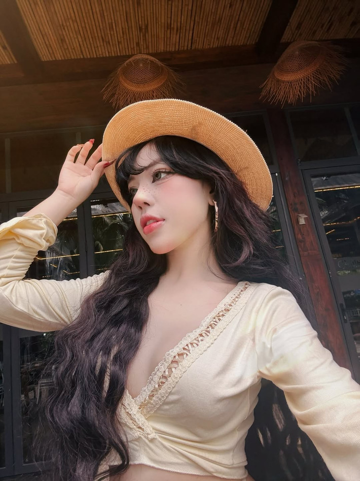 Thần thái của Bảo Khuyên Susan cũng là một điểm cộng lớn. Dù là ánh mắt mơ màng khi thư giãn trên chiếc sofa êm ái hay nụ cười rạng rỡ khi tận hưởng ly cocktail mát lạnh, cô nàng đều toát lên một vẻ đẹp rạng rỡ, ngọt ngào. (Ảnh: FBNV)
