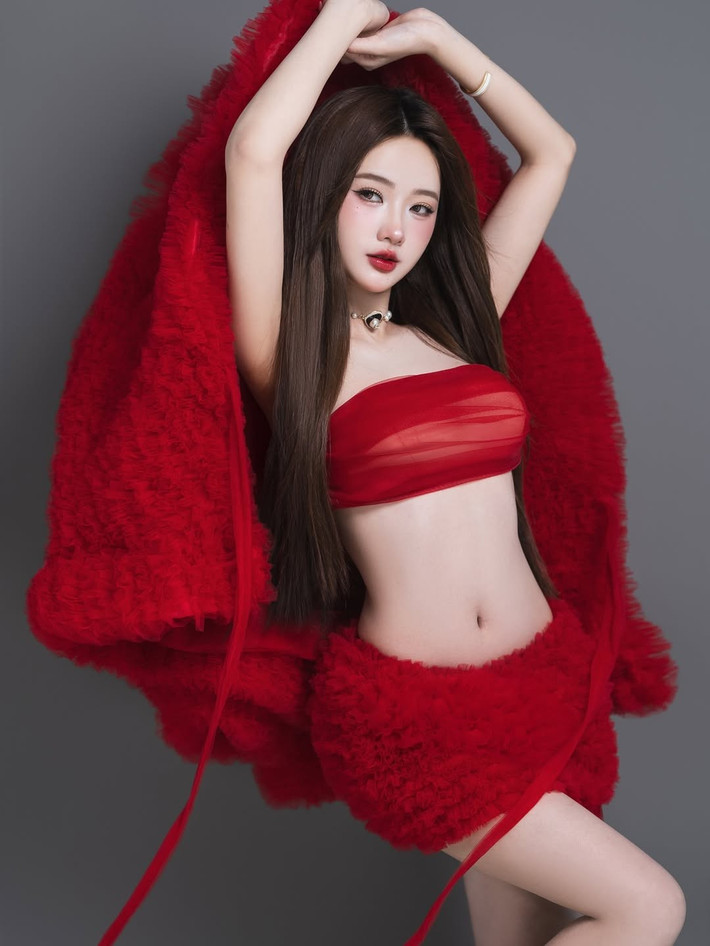 Trong bộ ảnh vừa được hé lộ, Diệu Linh khiến người hâm mộ không khỏi trầm trồ khi xuất hiện với "giao diện" hoàn toàn mới. Cô nàng khoác lên mình set đồ màu đỏ rực rỡ, với chất liệu lông xù bồng bềnh, tạo điểm nhấn ấn tượng.