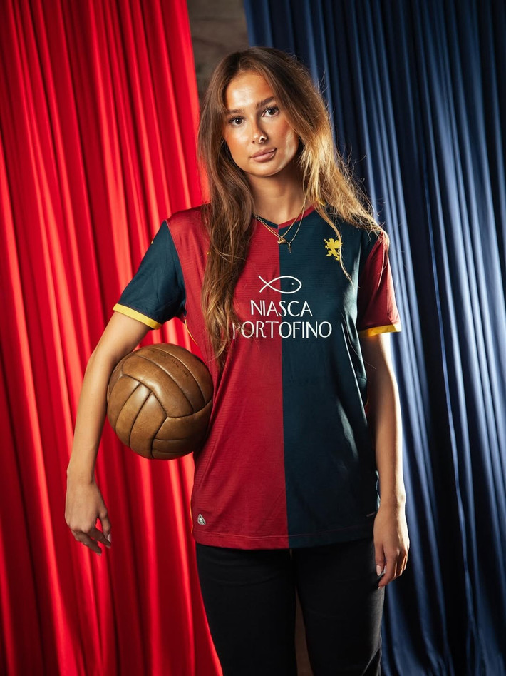 Gia nhập Genoa hồi đầu tháng, Sondergaard xuất hiện trong loạt ảnh chào sân trên Instagram của CLB, ngay lập tức gây sốt với nhan sắc và thần thái cuốn hút.