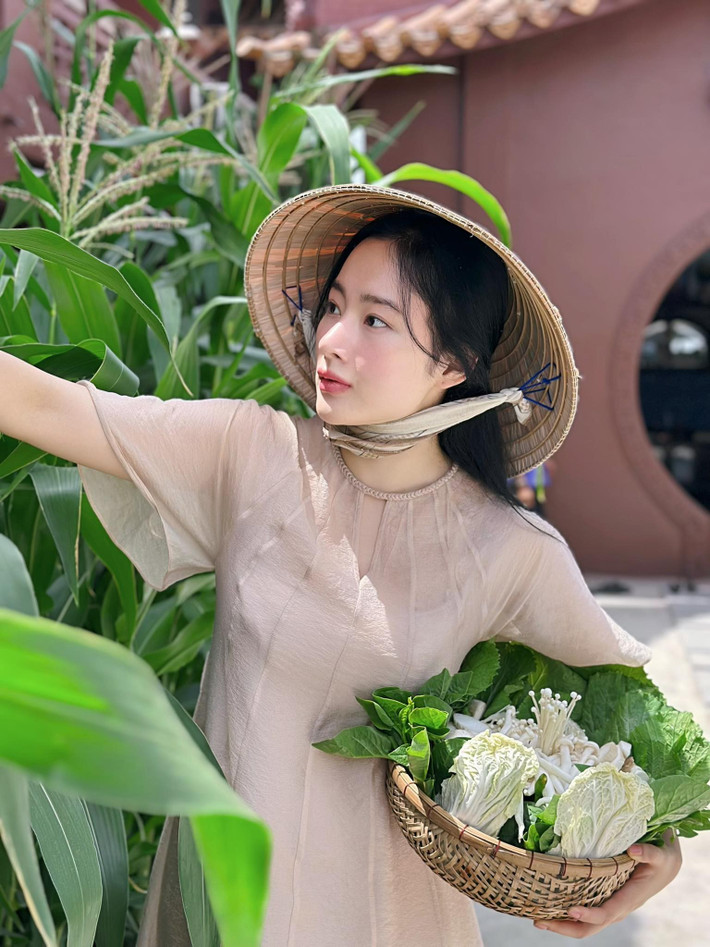 Angela Phương Trinh từng được biết đến ở vai trò diễn viên, đóng phim từ nhỏ. Những tác phẩm cô từng tham gia có thể kể đến Kính vạn hoa, Mùi ngò gai, Người mẹ nhí, Thứ ba học trò, Tiểu thư đi học, Taxi em tên ...