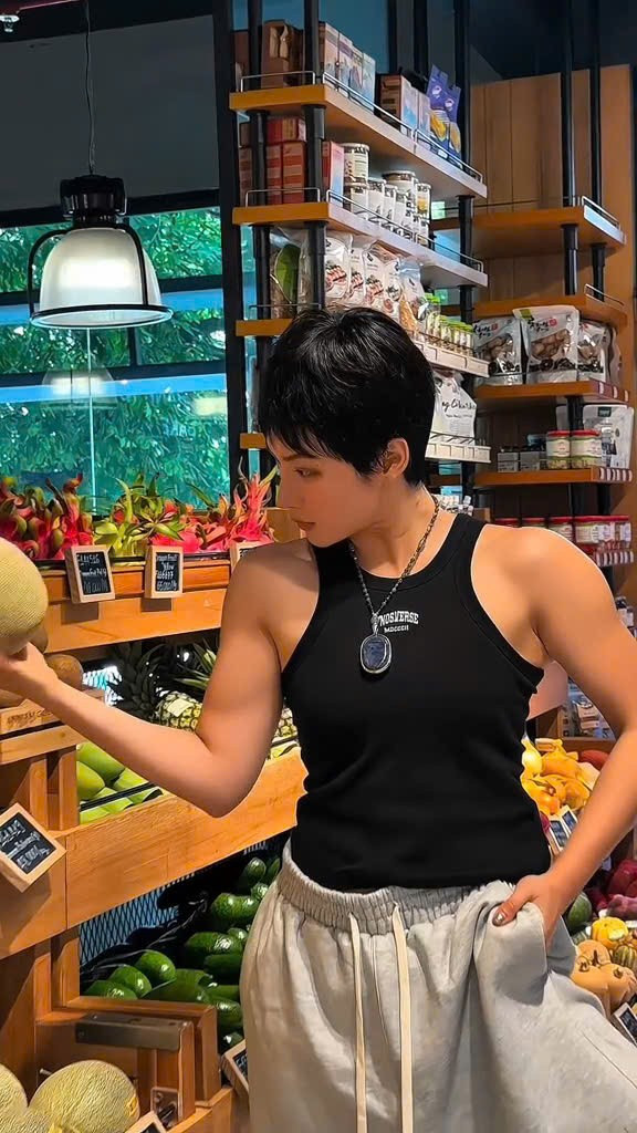 Thay vì hình ảnh dịu dàng, nữ tính như xưa, Angela Phương Trinh gây ấn tượng với thân hình khá "đô con" khi sở hữu cơ bắp cuồn cuộn.