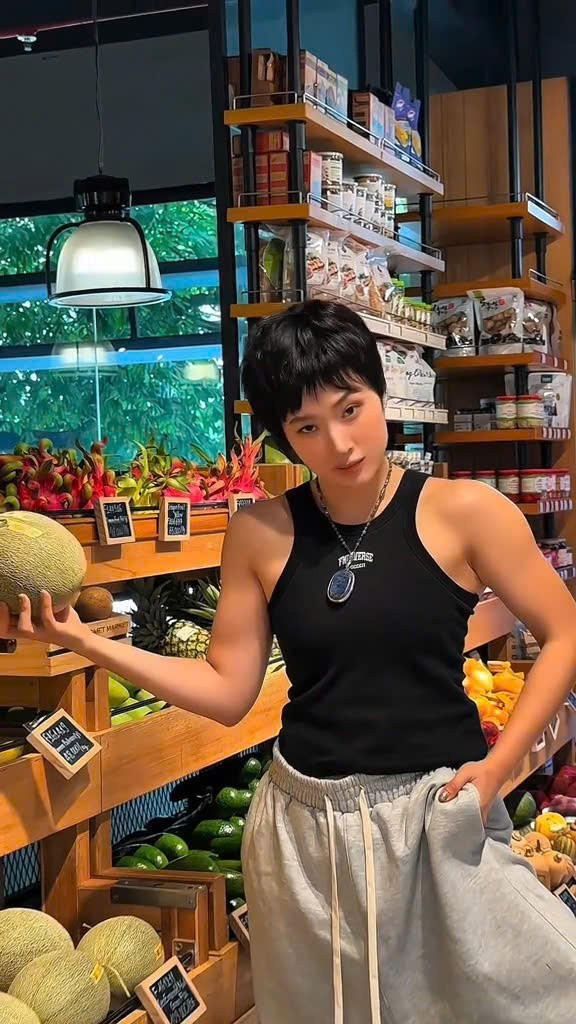Thời gian gần đây, Angela Phương Trinh chăm cập nhật những hình ảnh bản thân trên mạng xã hội với diện mạo mới. Tuy nhiên ngoại hình của cô nàng cũng là trung tâm của sự bàn tán nhiều chiều do sự thay đổi quá lớn về phong cách.
