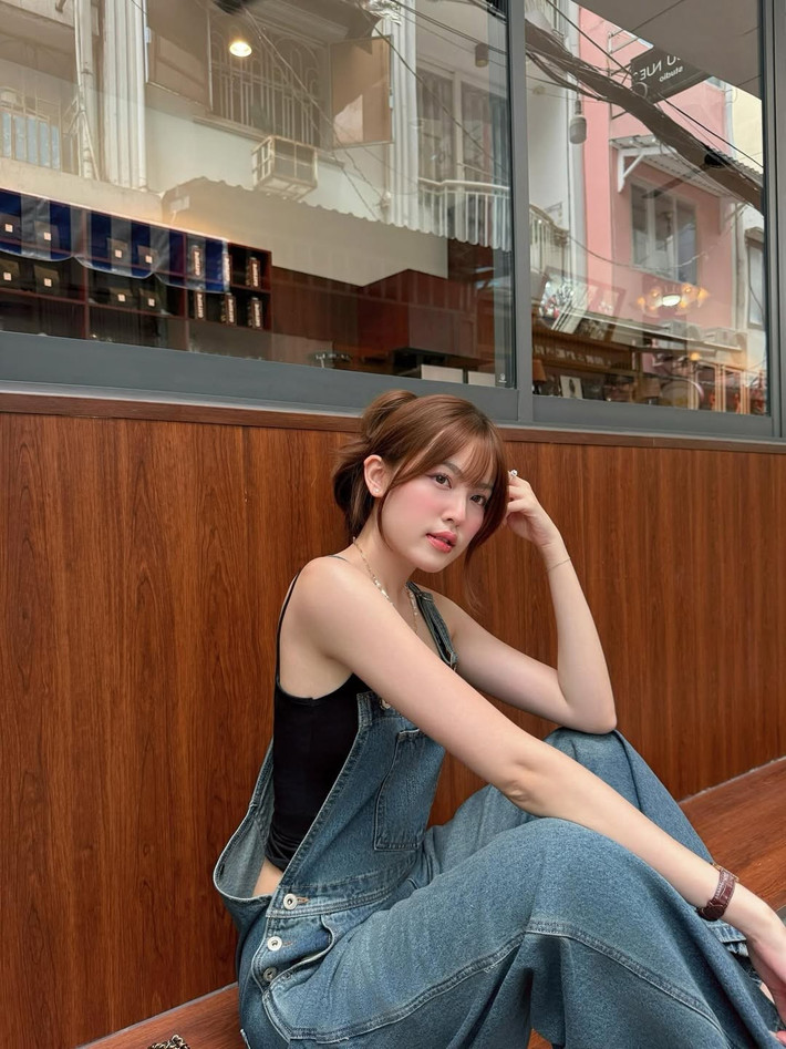 Cô nàng phối cùng một sợi dây chuyền layering với chi tiết ngọc trai và mặt thánh giá, tạo điểm nhấn nổi bật trên nền áo đen. (Ảnh: FBNV)