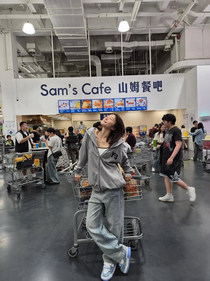 Cô nàng không ngần ngại tạo những dáng chụp ảnh vui nhộn và độc đáo: tựa vào xe đẩy hàng, chu môi, nháy mắt hay tạo dáng nhí nhảnh giữa kệ hàng. (Ảnh: IGNV)