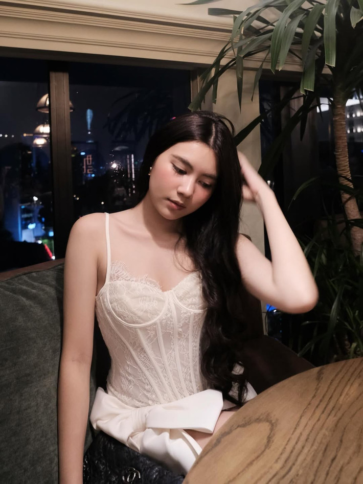 Mai Thảo Ngọc, hay còn được biết đến với tên gọi thân mật Hạt Dẻ, con gái út của MC Quyền Linh, ngày càng gây ấn tượng với vẻ ngoài xinh đẹp và phong cách trưởng thành. Mới đây, cô nàng đã "đốn tim" cộng đồng mạng khi chia sẻ loạt ảnh khoe nhan sắc ở tuổi 17 đầy cuốn hút.