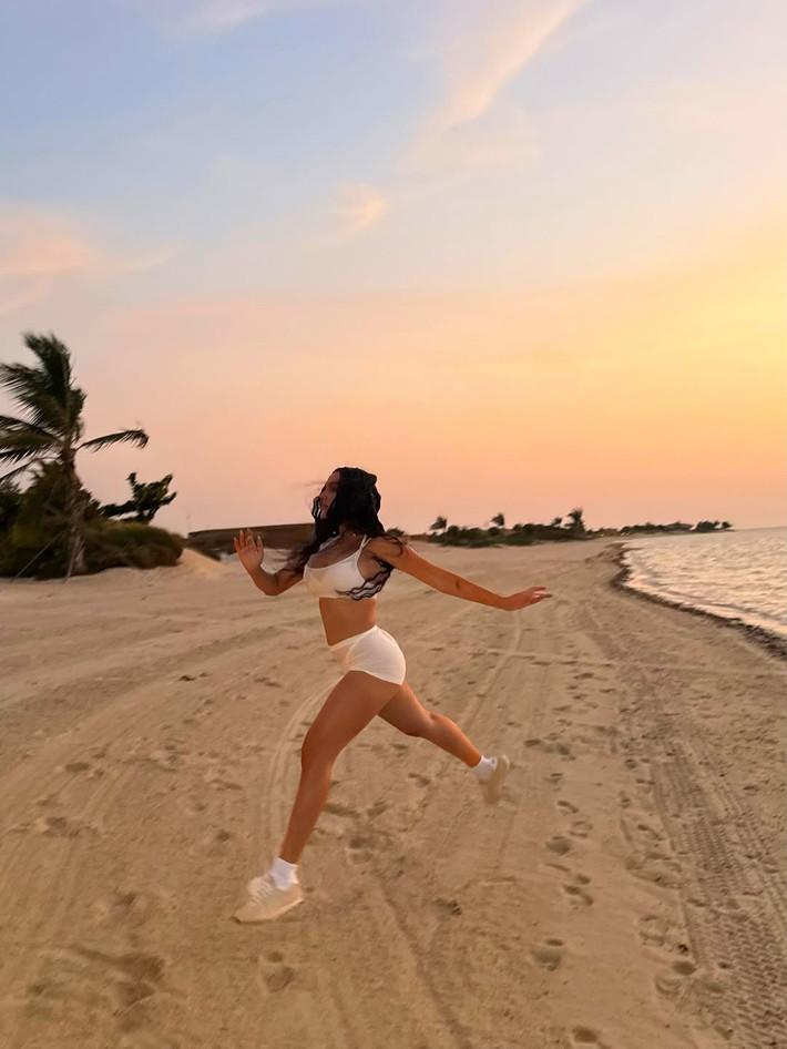 Georgina khoe tin vui được C. Ronaldo cầu hôn hôm 11/8 với bức ảnh cô đeo chiếc nhẫn kim cương khổng lồ cắt hình bầu dục. Người đẹp viết trong phần chú thích: "Em đồng ý. Ở kiếp này và mọi kiếp sau". (Ảnh: IGNV)