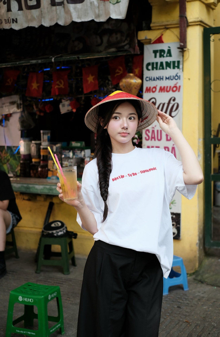 Nụ cười rạng rỡ và cách tạo dáng tự nhiên khi cầm lá cờ đỏ sao vàng đã khiến người xem cảm nhận được tinh thần yêu nước và sự tự hào dân tộc. (Ảnh: FBNV)