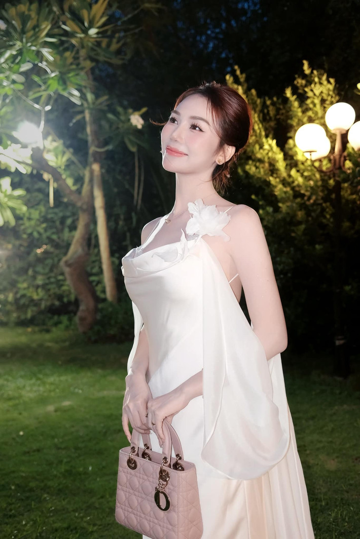 Sắc vóc trên mạng hết chỗ chê là vậy nhưng hot girl sinh năm 1997 từng nhận không ít ý kiến trái chiều với những khoảnh khắc cam thường được cho là khác biệt. Thời gian gần đây, cô nàng nhận về nhiều lời khen cho sắc vóc của mình khi xuất hiện tại nhiều sự kiện.