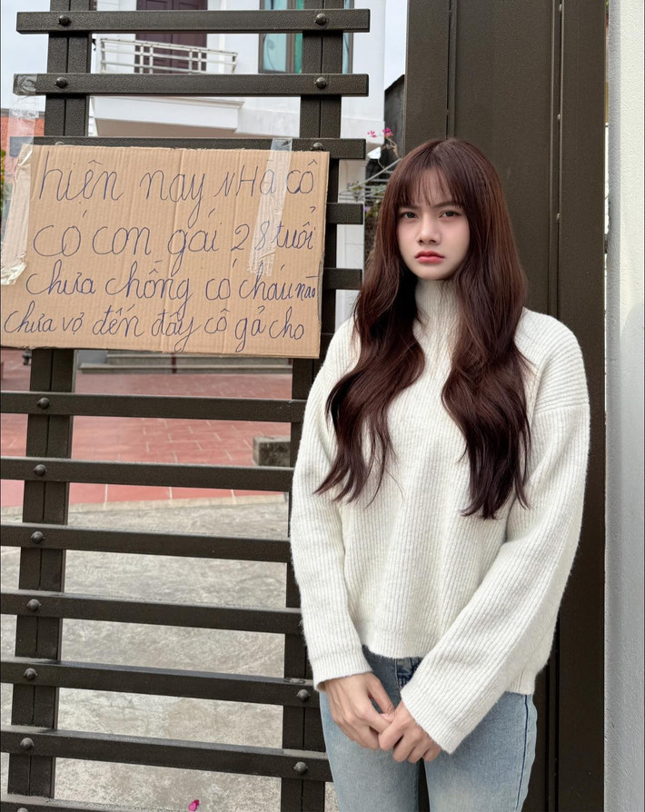 Hành trình từ việc dám từ bỏ con đường đã định để theo đuổi đam mê, đối mặt với những lời chê bai về ngoại hình khi mới nổi, cho đến việc sở hữu thành quả vật chất đáng ngưỡng mộ là minh chứng cho sự nỗ lực và tinh thần tích cực của cô. (Ảnh: FBNV)