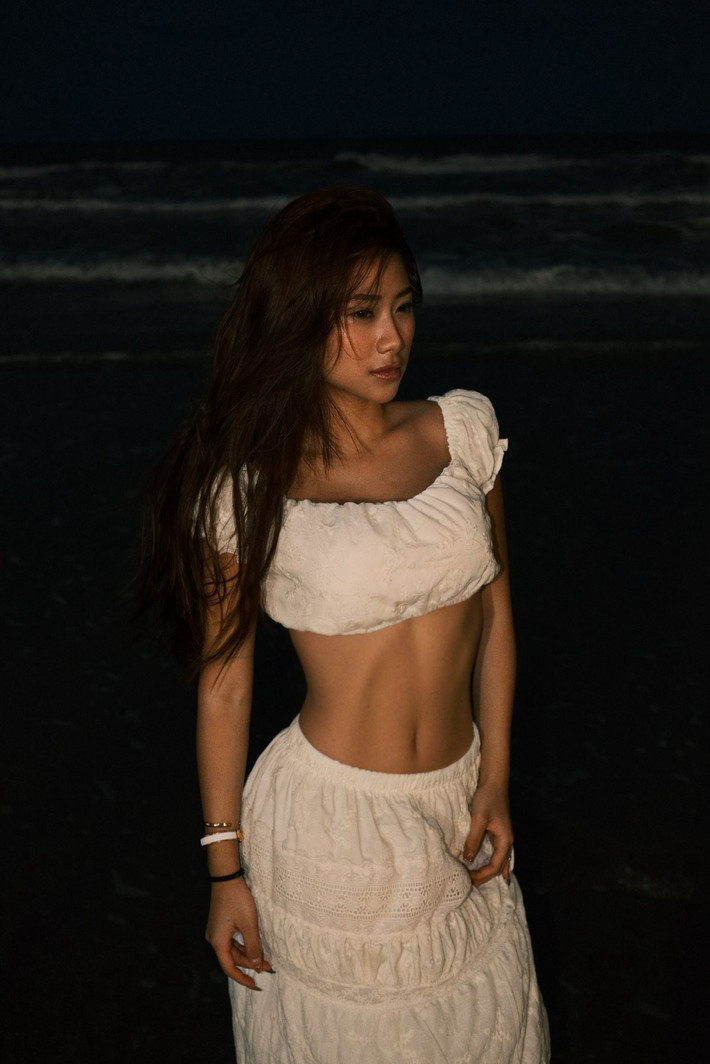 Vốn được biết đến là hot girl với phong cách gợi cảm, mới đây Louis Phạm (hay còn được biết đến là cựu VĐV TDDC Phạm Như Phương) vừa đăng tải loạt ảnh khoe dáng trên biển đêm, hút hàng chục nghìn lượt yêu thích.