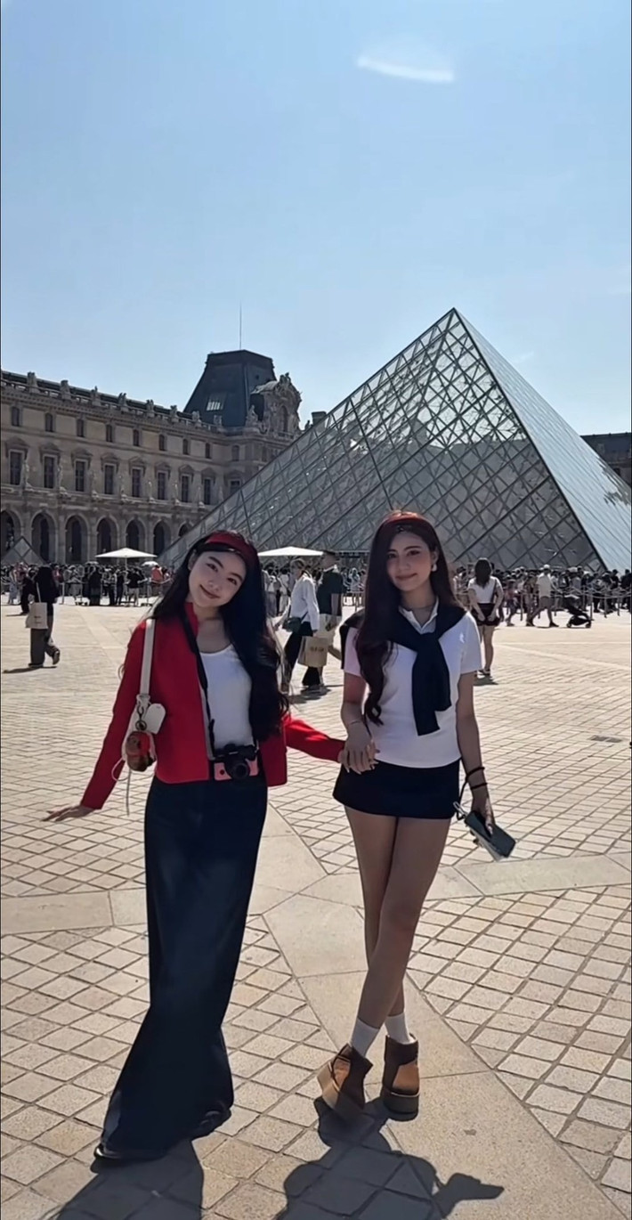 Là ái nữ nhà MC Quyền Linh, lại xinh xắn giỏi giang, Lọ Lem - Hạt Dẻ luôn là tâm điểm chú ý. Mỗi bức ảnh, clip chia sẻ trên trang cá nhân của hai cô nàng đều nhận lượt tương tác "khủng". (Ảnh: Facebook Mai Thảo Linh)