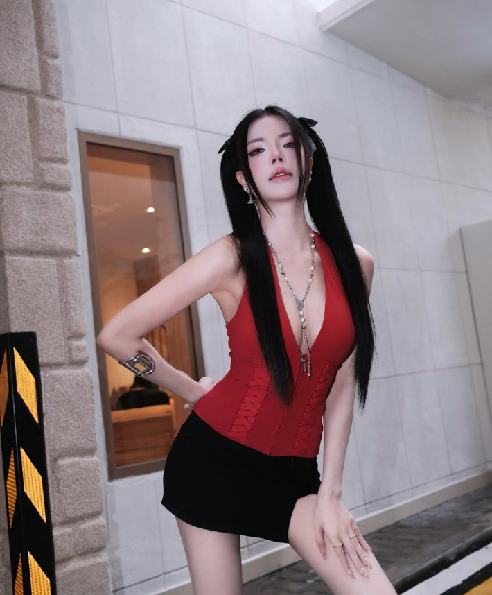 Cô nàng theo đuổi phong cách thời trang cá tính pha lẫn sự gợi cảm. Mỗi bức hình được đăng tải của cô nàng đều thu hút về sự chú ý lớn của người hâm mộ.