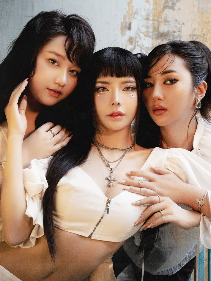 Có mối quan hệ khá thân thiết, mới đây nữ MC hot nhất làng game Mai Dora và nữ diễn viên Trúc Anh vừa hợp tác cùng nhau trong một bộ ảnh đầy ấn tượng. Sự kết hợp giữa hai cái tên tưởng chừng không liên quan này đã mang đến một làn gió mới mẻ và đầy ấn tượng.