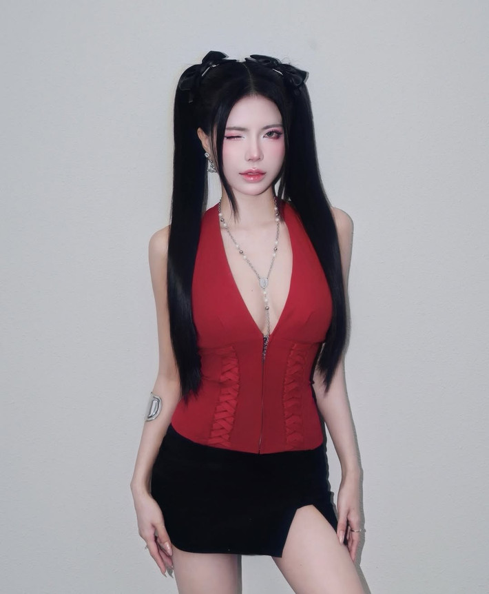 Được mệnh danh là MC nữ hot nhất làng game, Mai Dora sở hữu gương mặt xinh xắn, đáng yêu nhưng lại có vóc dáng quyến rũ mê người với 3 vòng bốc lửa.